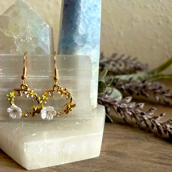 NWT Bees and Flowers Wreath Drop Hoop Earrings ๐ - Picture 2 of 4